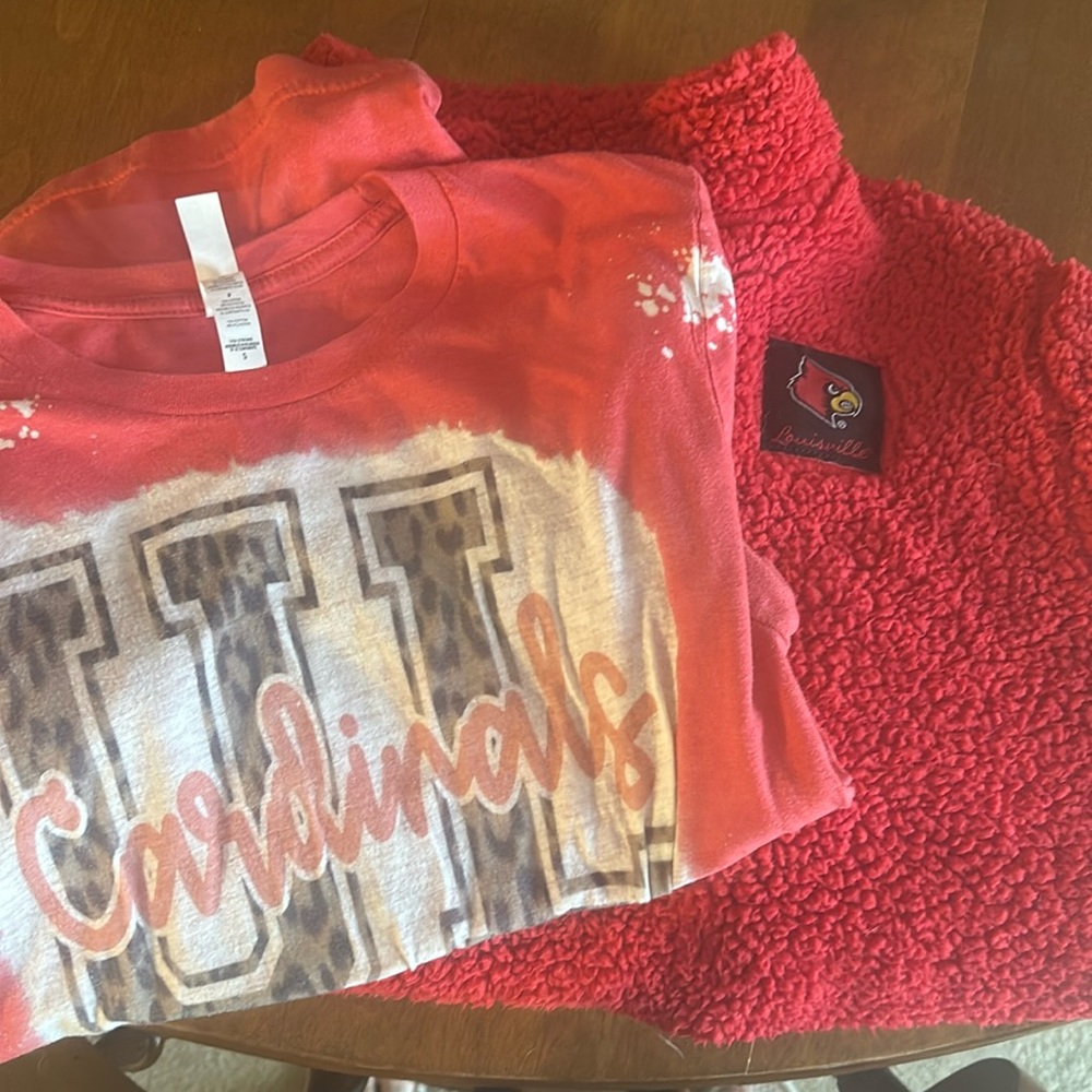 Louisville cardinal bundle!  Small tshirt and medium Sherpa 1/4 zip!